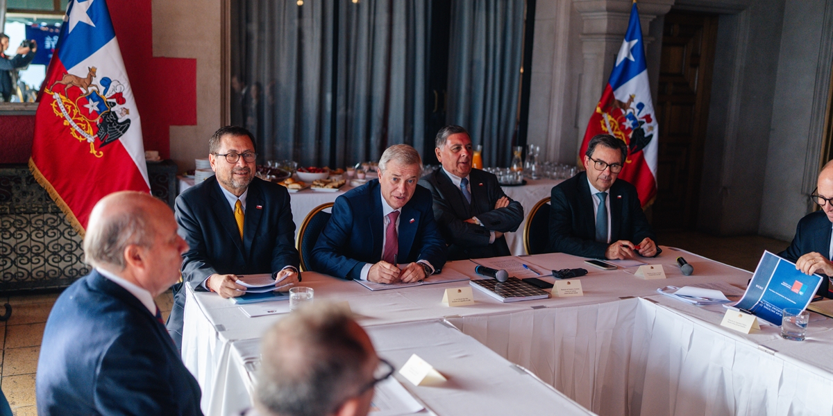 Kast cae a 37% en Criteria, pero 72% avala su ajuste de gabinete