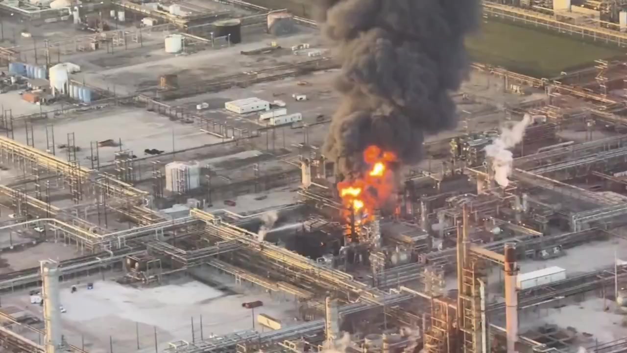 Fuerte explosión e incendio en una de las refinerías de petróleo más grandes de EE.UU. en Texas