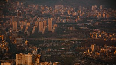 Ataques dejan sin luz a zonas de Teherán y Karaj: Israel y EEUU golpean la red eléctrica de Irán