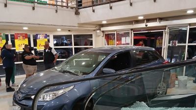 Conductora sin licencia entró con auto a supermercado en Valdivia y atropelló a adulta mayor