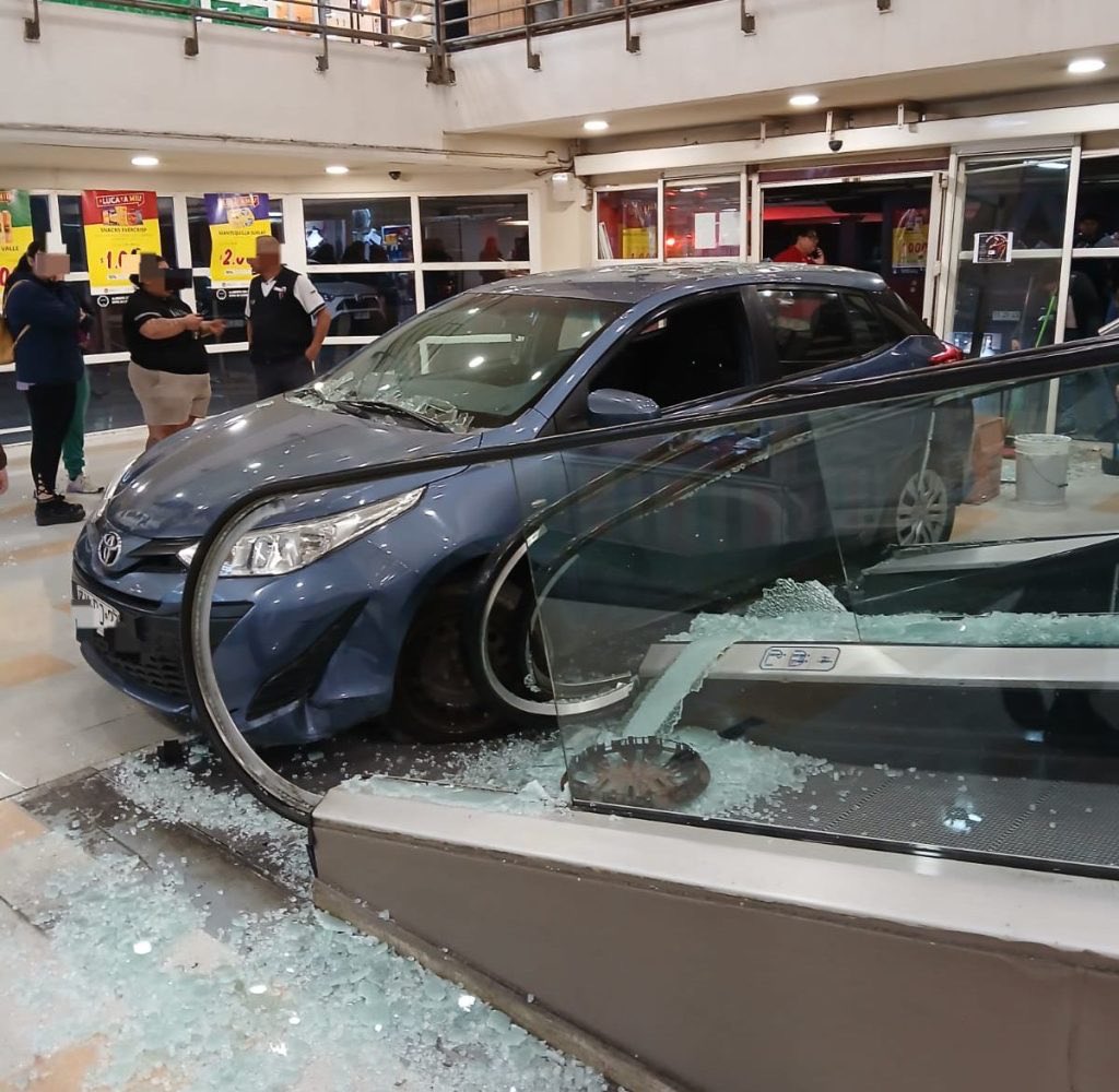 Conductora sin licencia entró con auto a supermercado en Valdivia y atropelló a adulta mayor