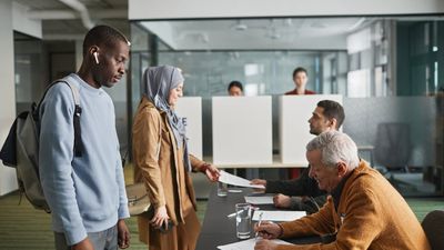 Kast se desploma a 36% de aprobación tras alza de bencinas: encuesta B&W revela que 55% culpa al gobierno