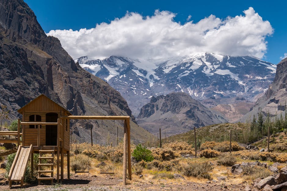 Refugio y cumbres nevadas en los Andes, Santiago