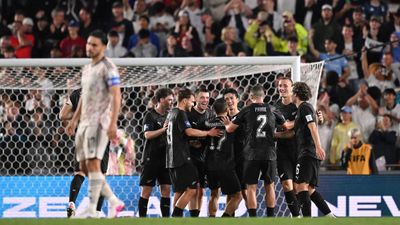 Chile sufrió su primera derrota histórica ante Nueva Zelanda: cayó goleado 4-1 con diez hombres