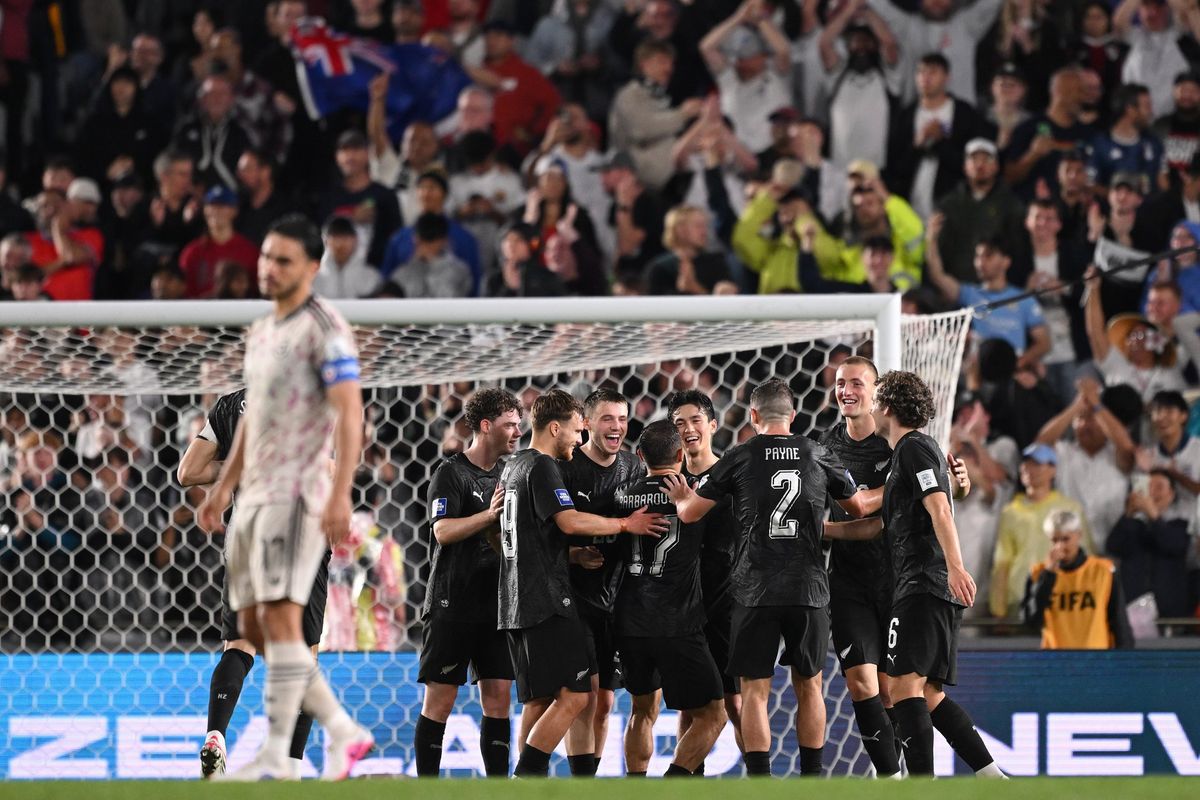 Chile sufrió su primera derrota histórica ante Nueva Zelanda: cayó goleado 4-1 con diez hombres