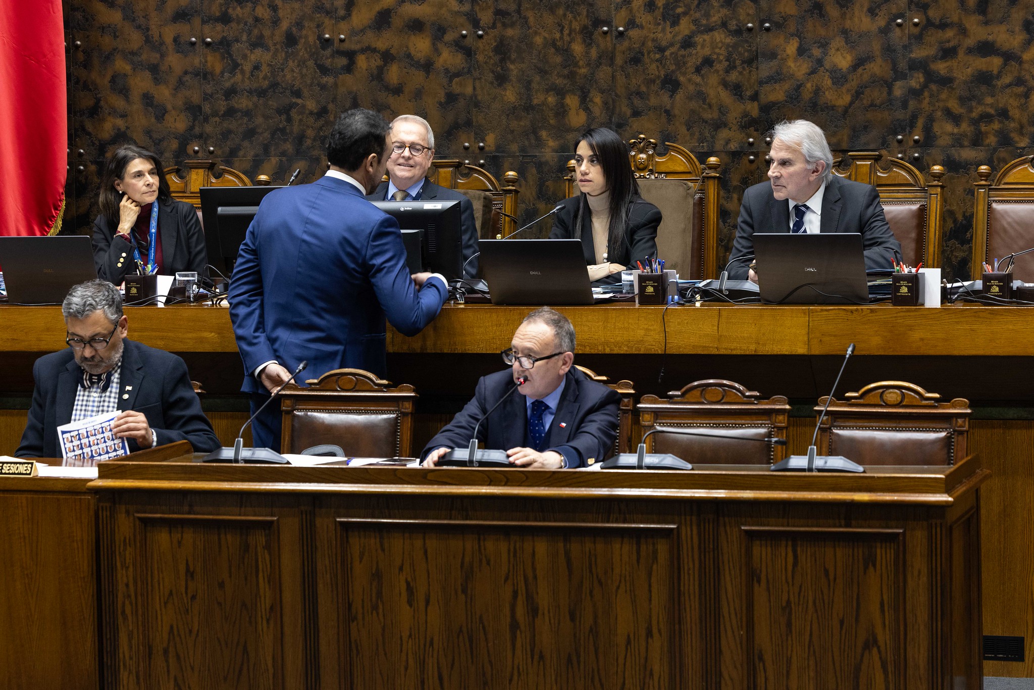Senado repone comisión que fija sueldos de altas autoridades