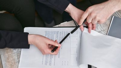 Contraloría detecta colapso en Registro Civil: cédulas con profesiones falsas, 218 mil atrasos y $5.800 millones en multas