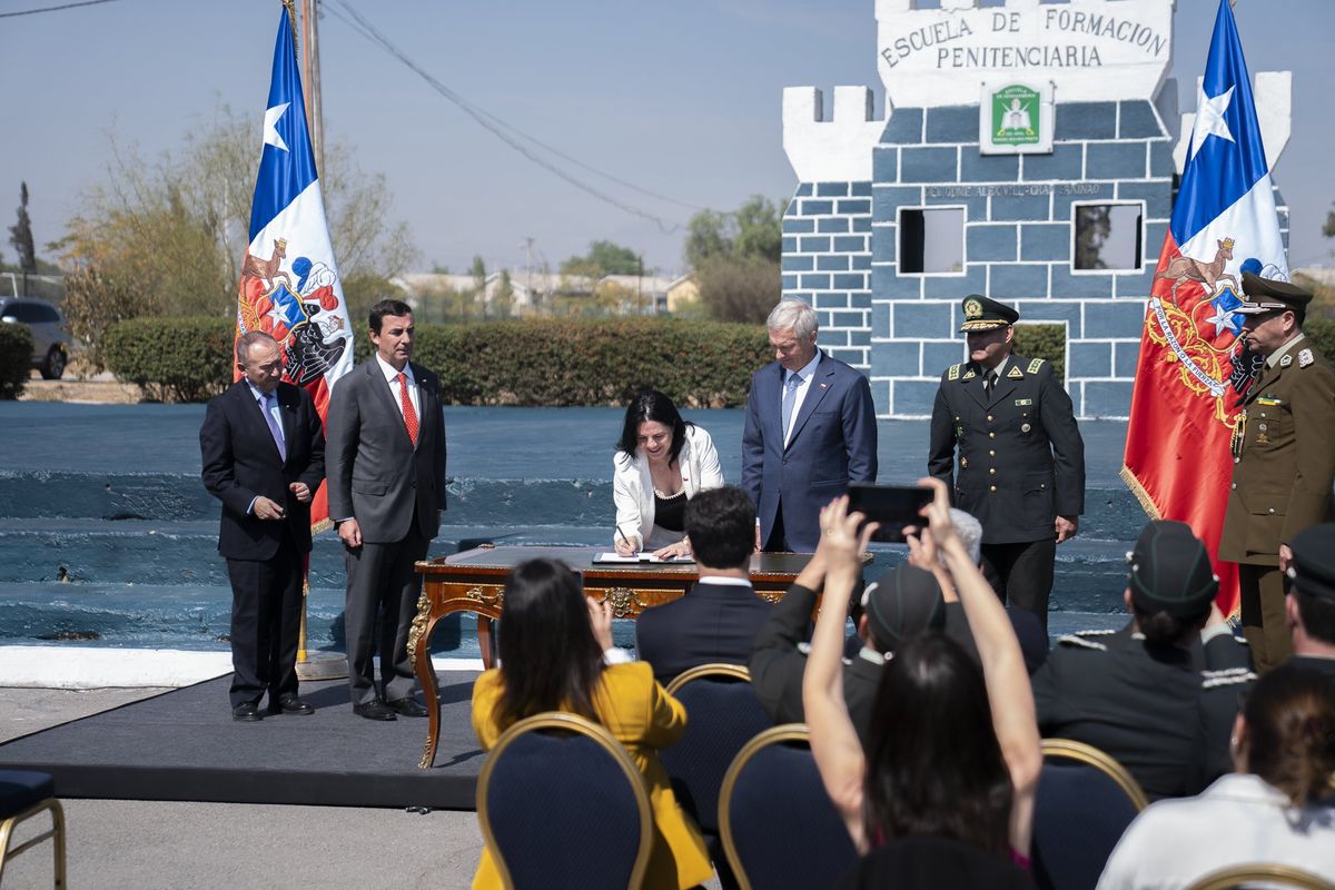 Kast promulga ingreso de Gendarmería a Fuerzas de Orden