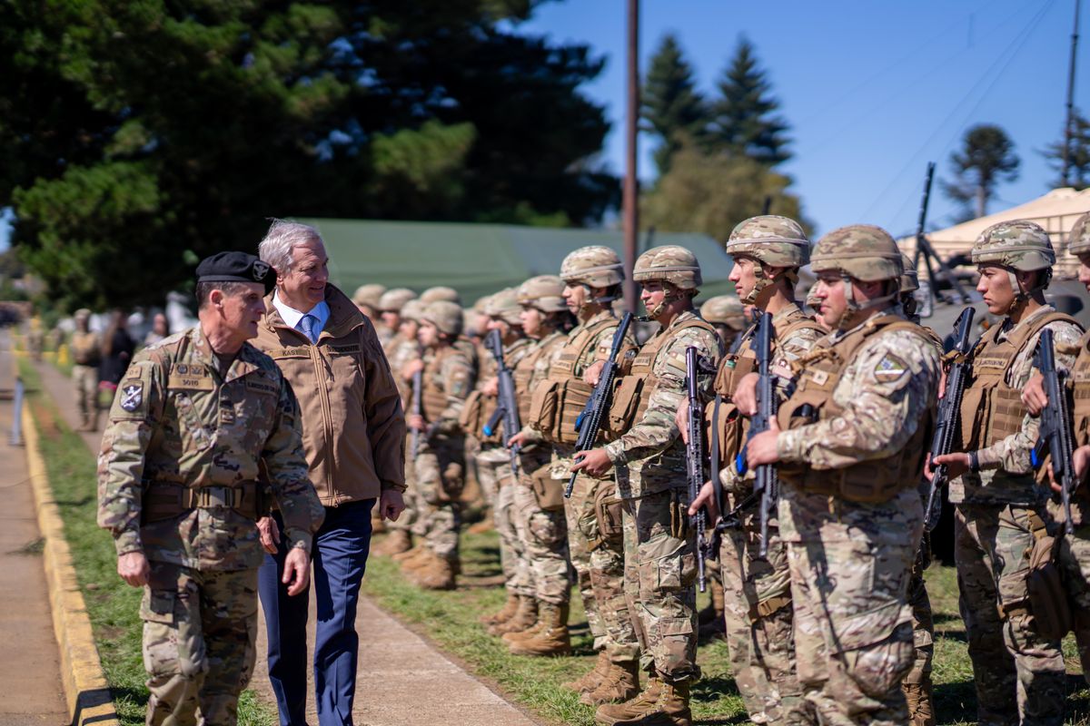 Hackean las redes personales de Kast y publican mensaje que llama a Trump 