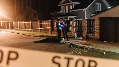 Hombre muere baleado en el cráneo en La Granja: intentaba huir en su auto cuando fue emboscado