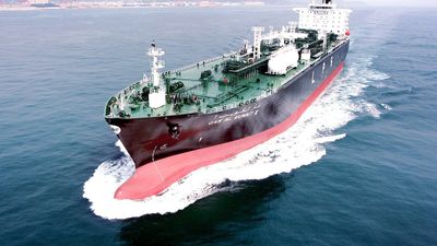 Asesores de Trump lo urgen a salir de la guerra con Irán aunque Ormuz quede bloqueado, mientras un supertanquero arde en Dubai