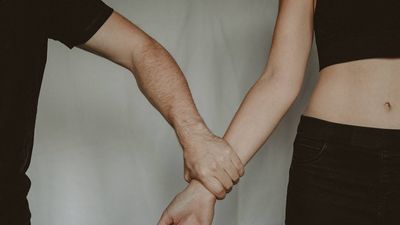 Mató a su pareja a cuchillazos frente a su hija de 3 años en un departamento de Las Condes