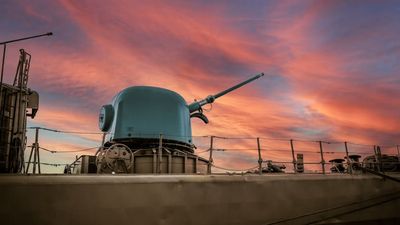Irán escala en la noche: nueva oleada sobre EAU, misiles de racimo en Tel Aviv y EEUU despliega tercer portaaviones