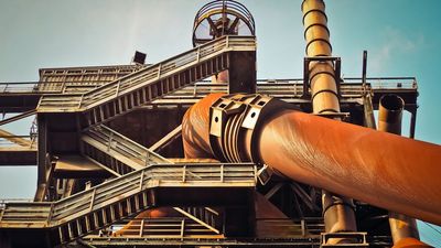 Israel destruye dos gigantes del acero iraní vinculados al IRGC: alza en precios podría alcanzar a Chile