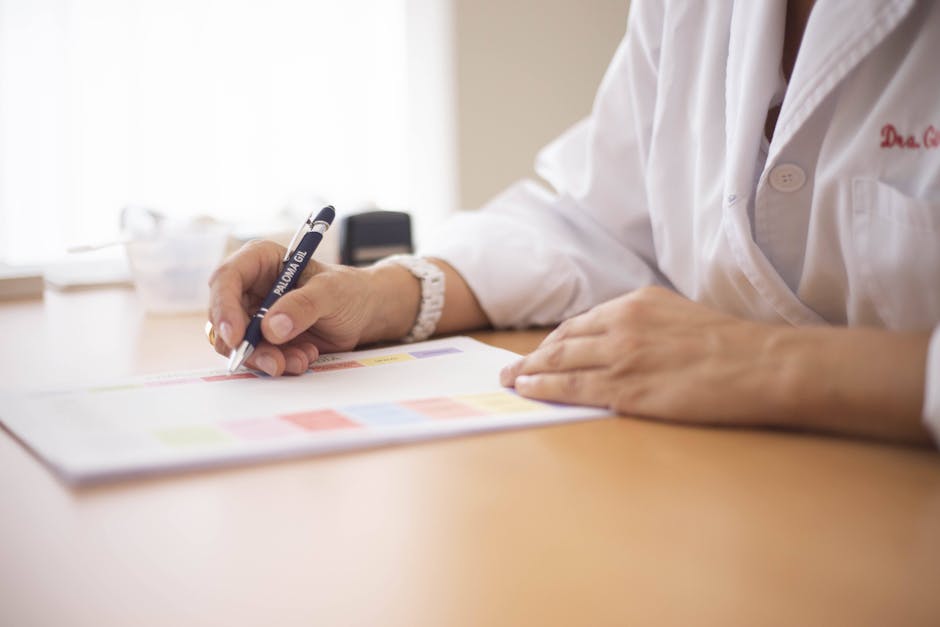 5.700 licencias falsas y fraude por $300 millones: expulsan a médica por 10 años