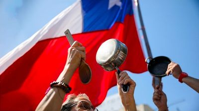 🔴 EN DESARROLLO — Santiago en pie: marcha masiva, disturbios en la Alameda y Kast promulga ley energética mientras miles de estudiantes toman las calles