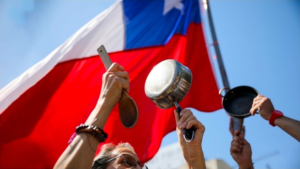 Santiago en pie: marcha masiva, metros cerrados y Kast promulga ley energética mientras 20.000 estudiantes toman la Alameda