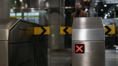 Metro Santiago cierra accesos y altera servicio en medio de protestas por alza de combustibles