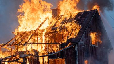 Arrojó dos bombas molotov a la casa de su expareja en Recoleta: mujer resultó con quemaduras graves y perdió todo