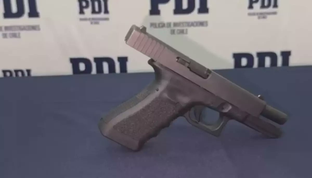Adolescente de 17 años queda con arresto parcial tras ser sorprendido con una Glock en colegio de Rancagua