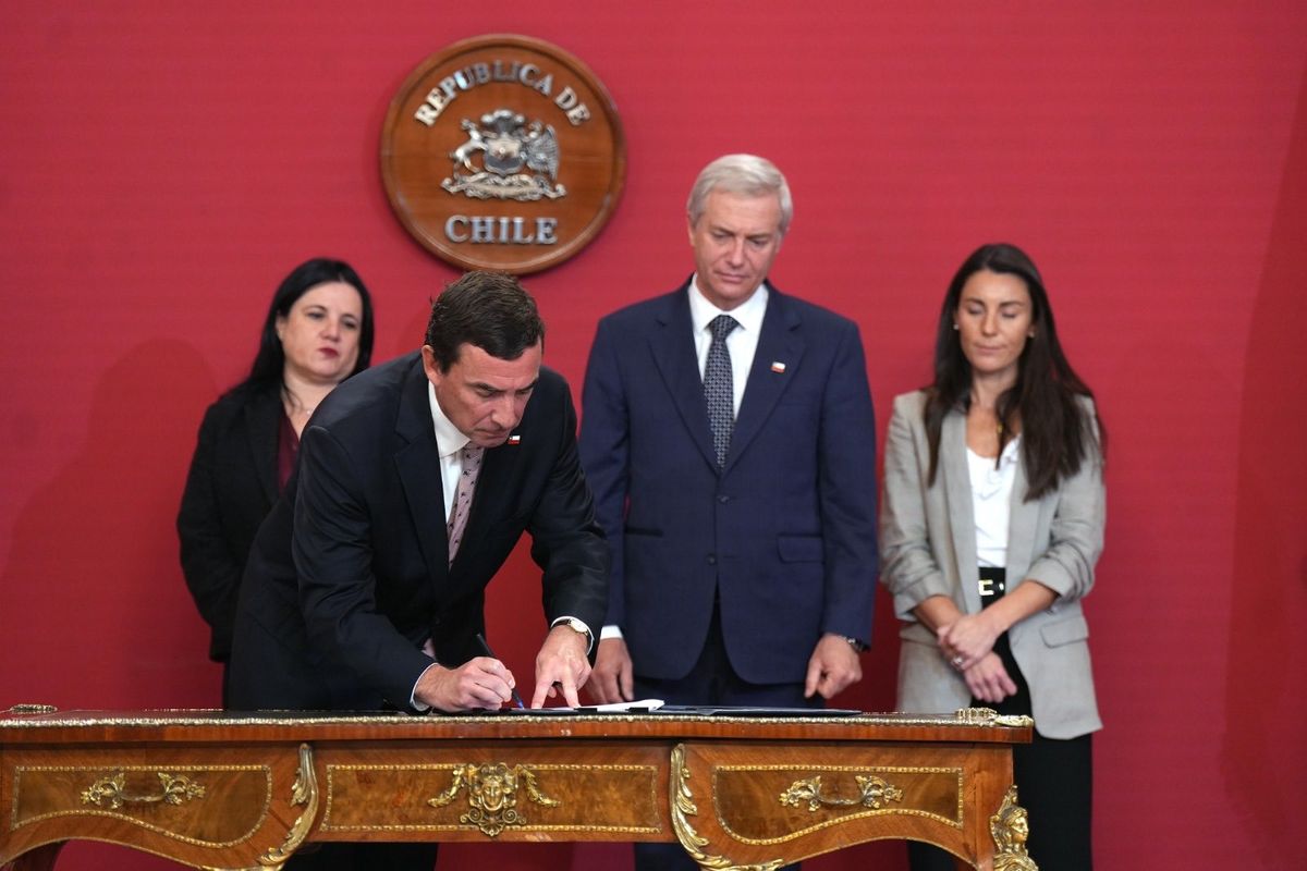 Kast firma proyectos para revisar mochilas y agravar delitos en colegios