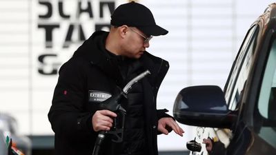 Trump amenaza destruir pozos de petróleo iraníes si no se reabre Ormuz: Brent supera los US$115 e Israel ataca Teherán