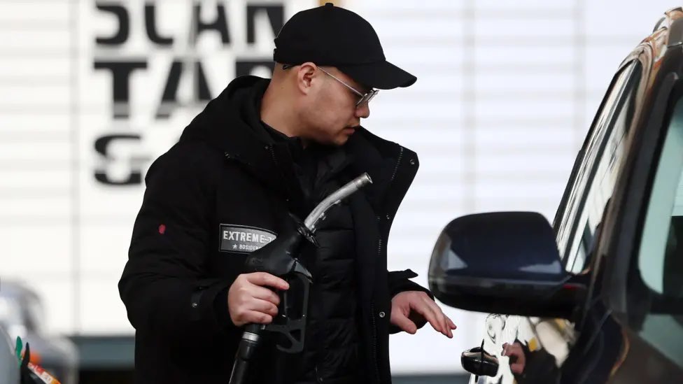 Trump amenaza destruir pozos de petróleo iraníes si no se reabre Ormuz: Brent supera los US$115 e Israel ataca Teherán