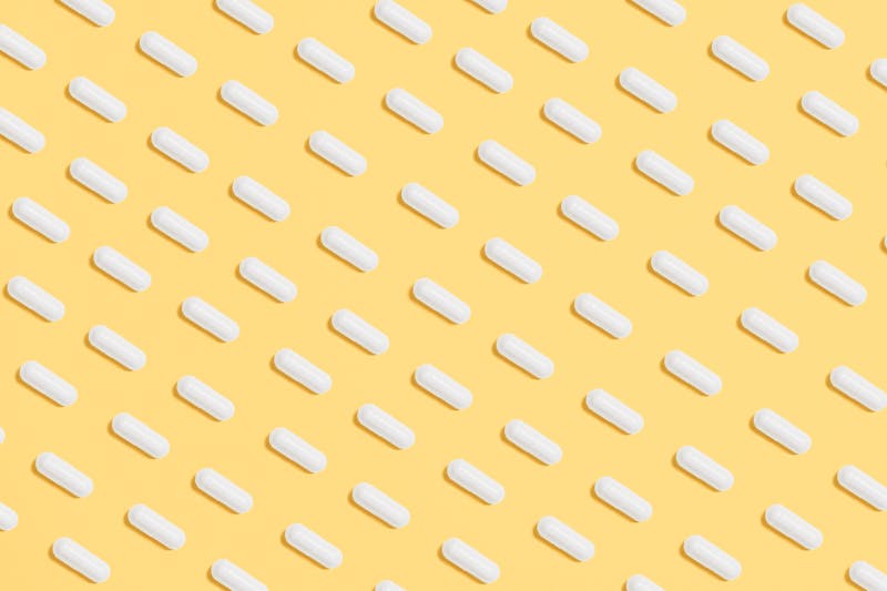 El polvo rosado que llegó a las mochilas: cómo el tusi se instaló en los colegios chilenos sin que nadie midiera